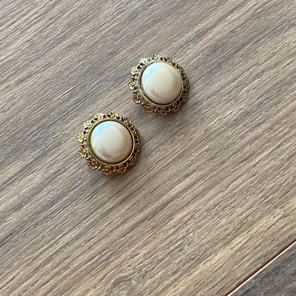 VINTAGE PEARL ROUND GOLD SEASHELL EDGE CLIP ON EARRINGS - Picture 2 of 10